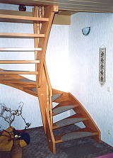 halbgewendelte Treppe, gedämpfte Rotbuche